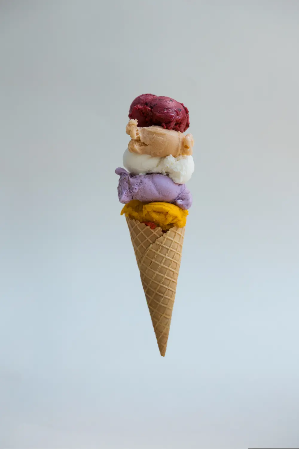 Kolorowe lody naturalne MONA LIZA w wafelku