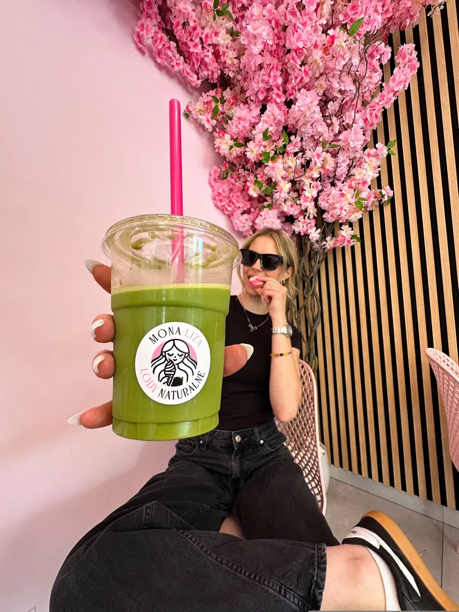 Matcha MONA LIZA w różowym wnętrzu